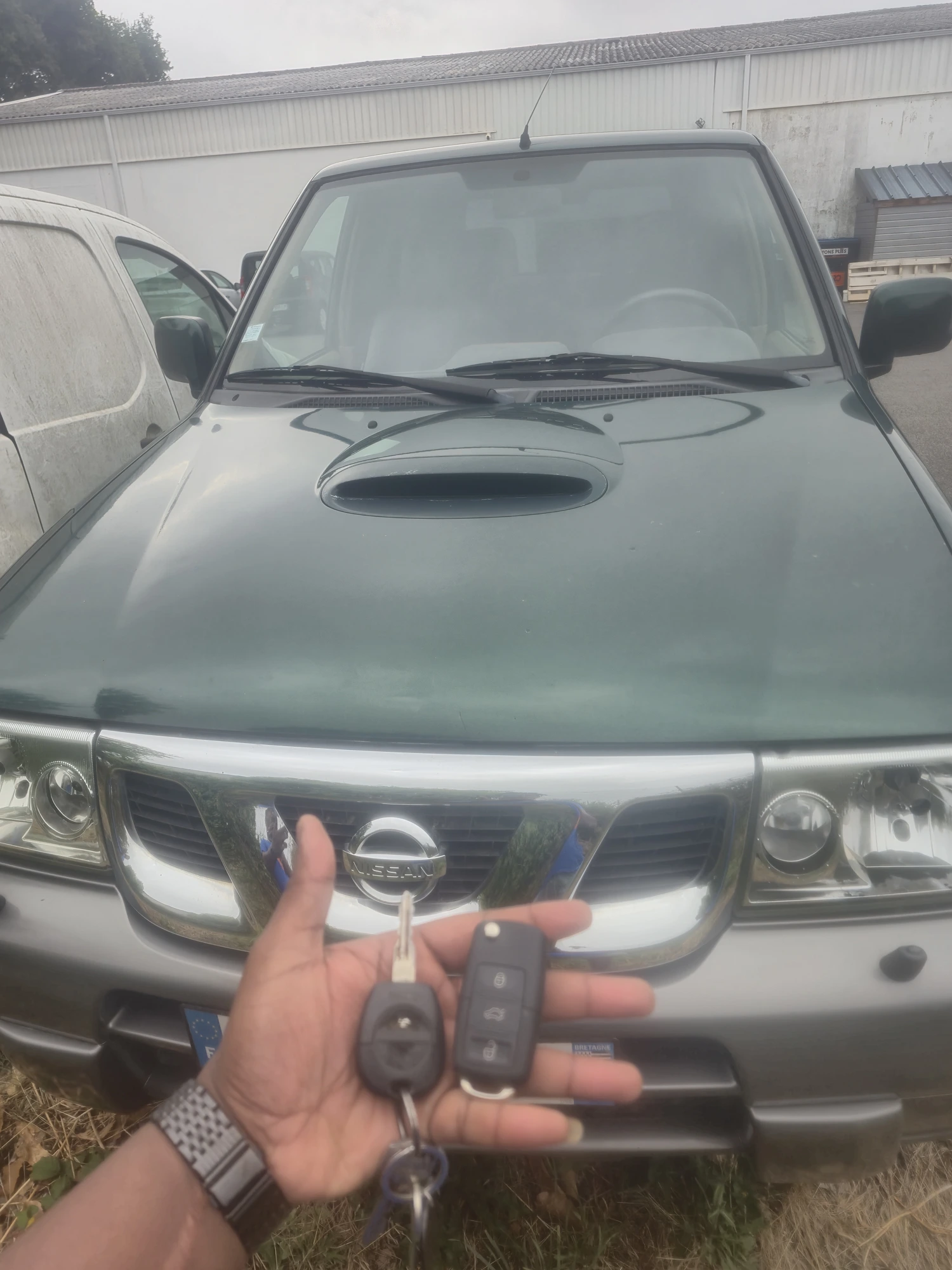 Double de clé Nissan Terrano réalisé par BREZ CLÉ AUTO — clé d'origine et nouveau double télécommande